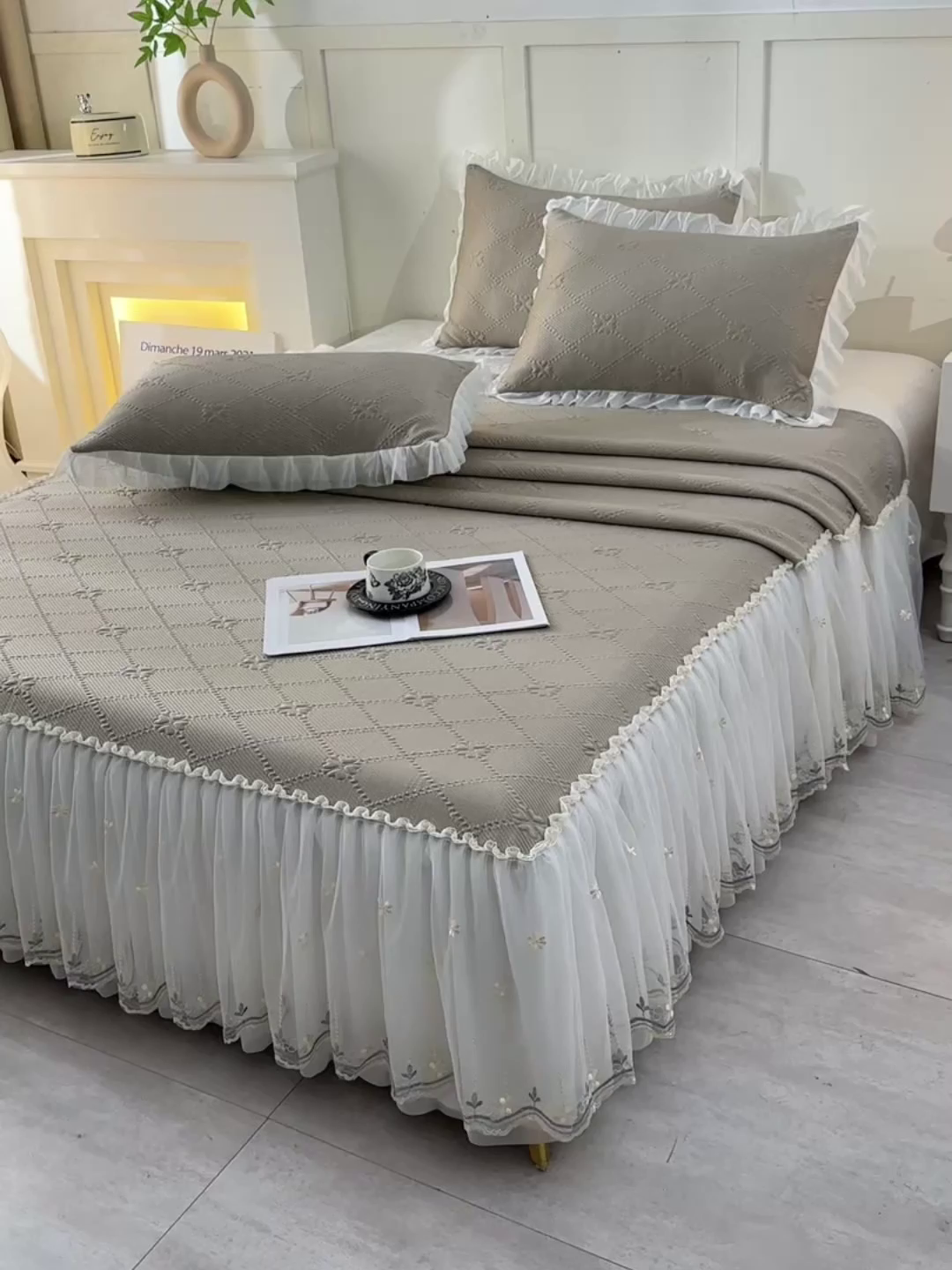 91家纺网 家纺一手货源 找家纺 畅畅家纺 2025新款网红爆款夏季立体冰豆豆凉席床裙款三件套 爱心-咖