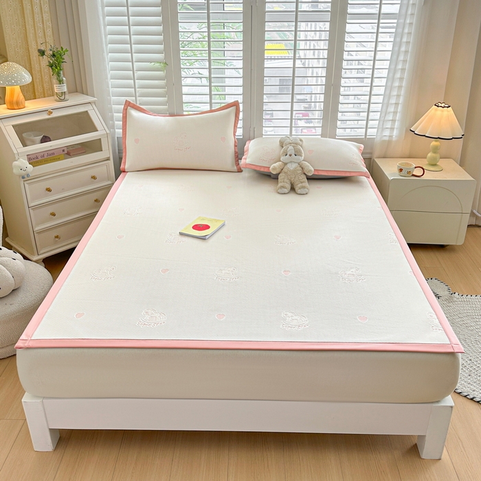 91家纺网 家纺一手货源 找家纺 畅畅家纺 2025新款A类PE提花软席凉感冰豆豆凉席三件套 旋转木马-白