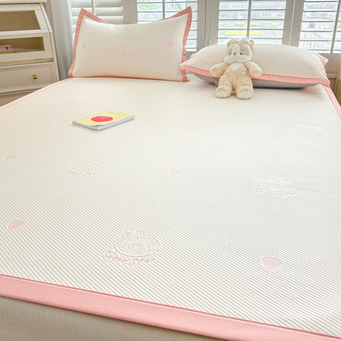 91家纺网 家纺一手货源 找家纺 畅畅家纺 2025新款A类PE提花软席凉感冰豆豆凉席三件套 旋转木马-白