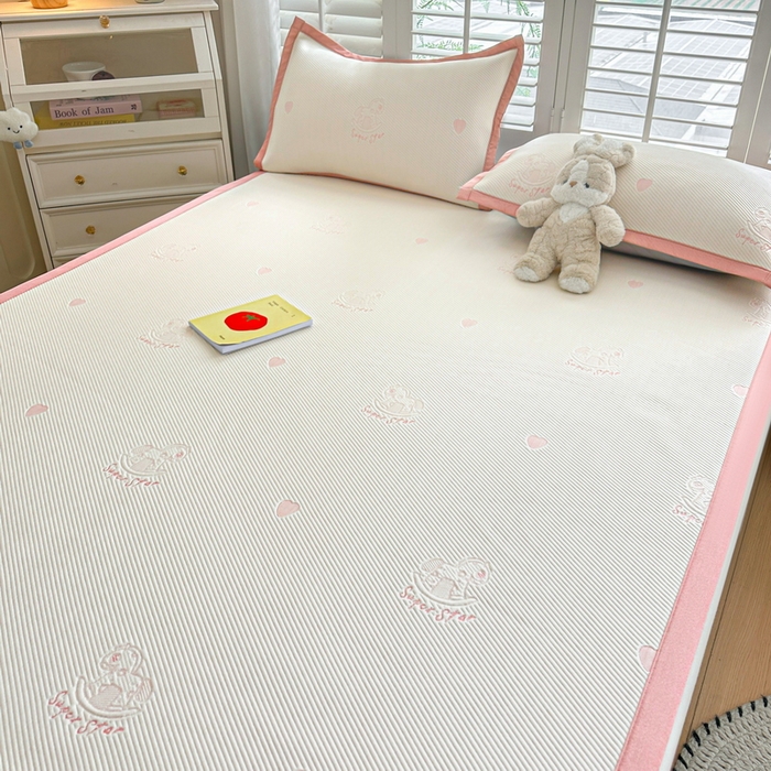 91家纺网 家纺一手货源 找家纺 畅畅家纺 2025新款A类PE提花软席凉感冰豆豆凉席三件套 旋转木马-白