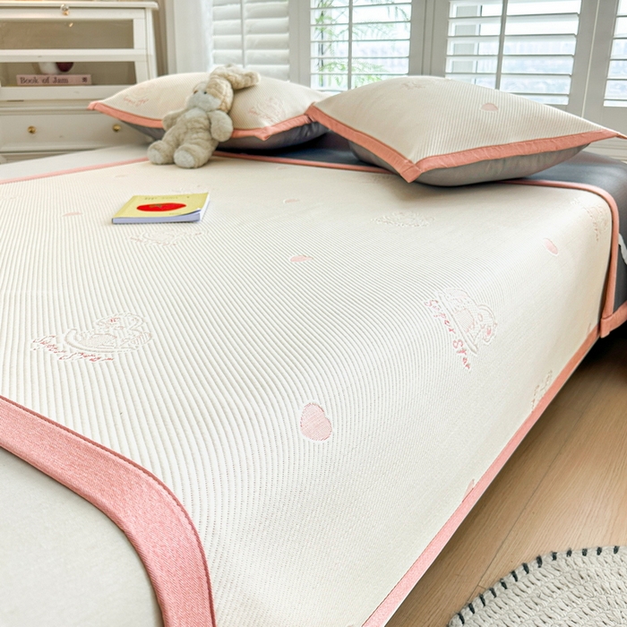 91家纺网 家纺一手货源 找家纺 畅畅家纺 2025新款A类PE提花软席凉感冰豆豆凉席三件套 旋转木马-白