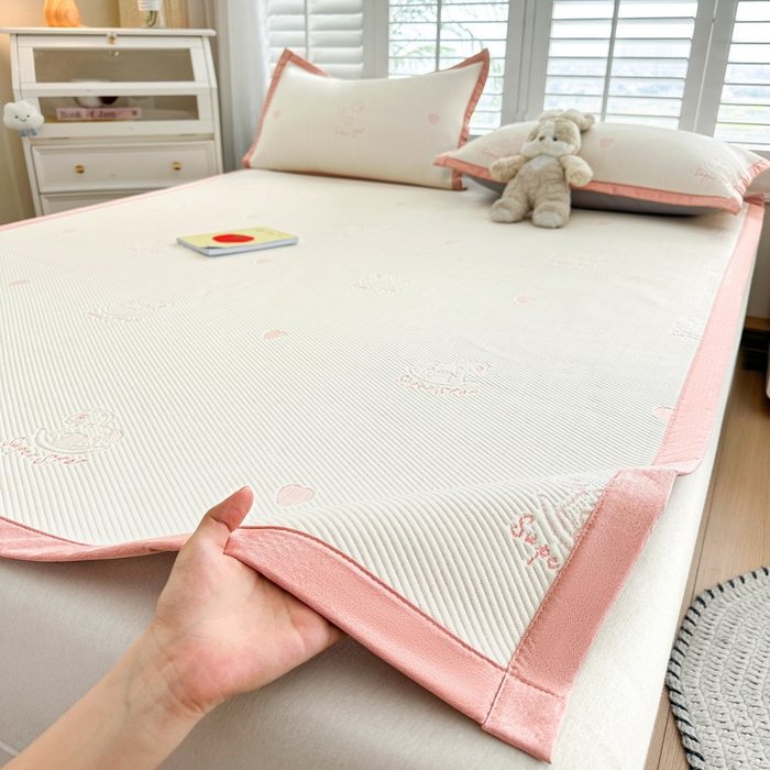 91家纺网 家纺一手货源 找家纺 畅畅家纺 2025新款A类PE提花软席凉感冰豆豆凉席三件套 旋转木马-白