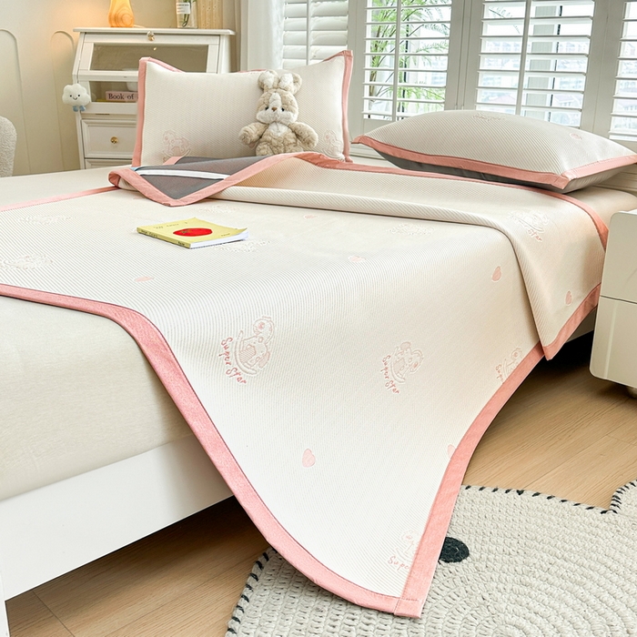 91家纺网 家纺一手货源 找家纺 畅畅家纺 2025新款A类PE提花软席凉感冰豆豆凉席三件套 旋转木马-白