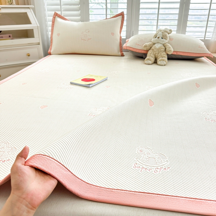 91家纺网 家纺一手货源 找家纺 畅畅家纺 2025新款A类PE提花软席凉感冰豆豆凉席三件套 旋转木马-白