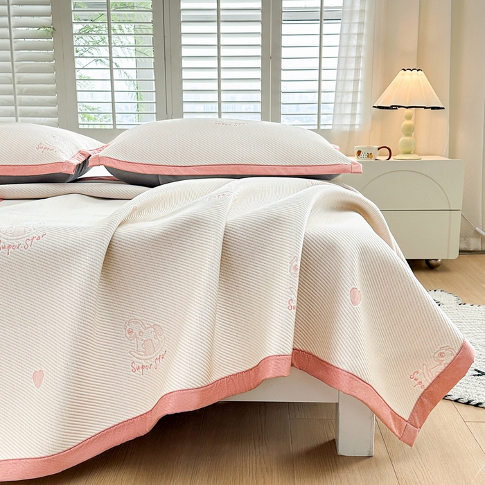 91家纺网 家纺一手货源 找家纺 畅畅家纺 2025新款A类PE提花软席凉感冰豆豆凉席三件套 旋转木马-白