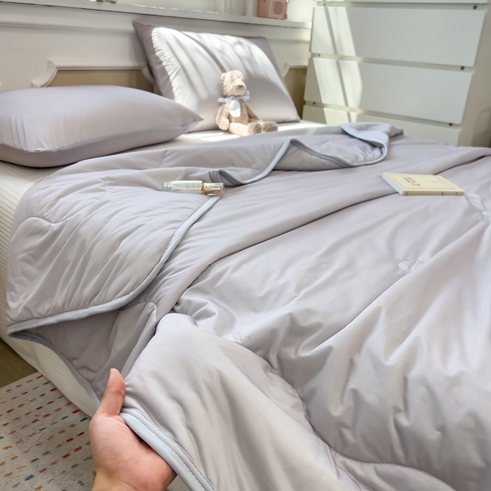 91家纺网 家纺一手货源 找家纺 鸿森林 2025新款纯色凉感丝包边夏被空调被 烟灰