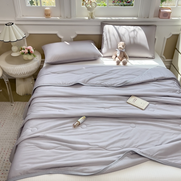 91家纺网 家纺一手货源 找家纺 鸿森林 2025新款纯色凉感丝包边夏被空调被 烟灰