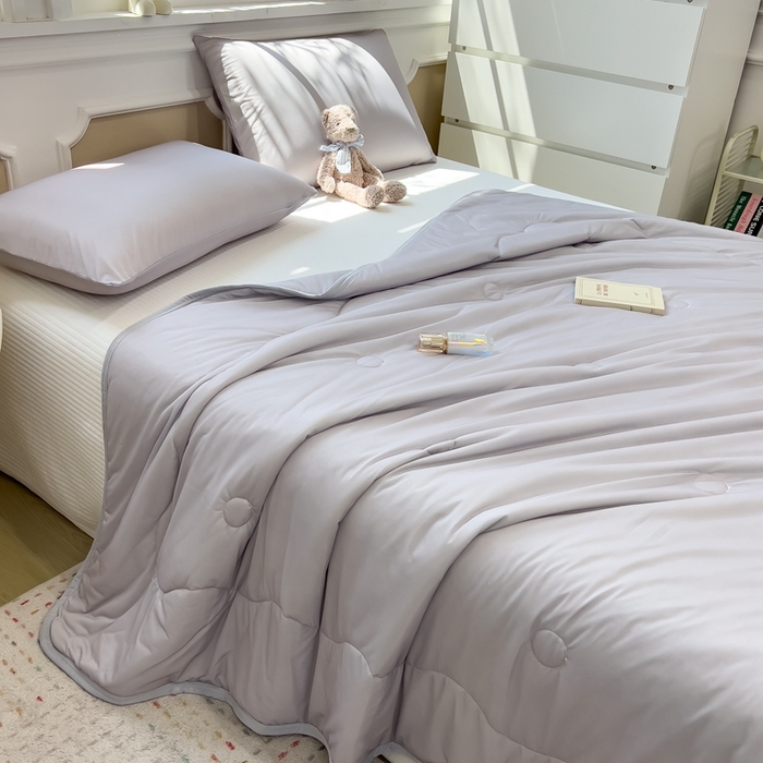 91家纺网 家纺一手货源 找家纺 鸿森林 2025新款纯色凉感丝包边夏被空调被 烟灰