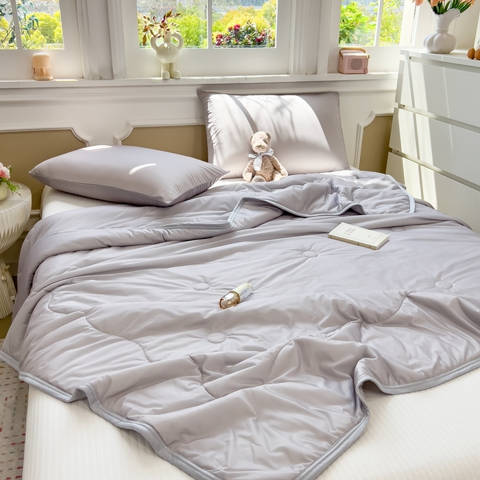 91家纺网 家纺一手货源 找家纺 鸿森林 2025新款纯色凉感丝包边夏被空调被 烟灰