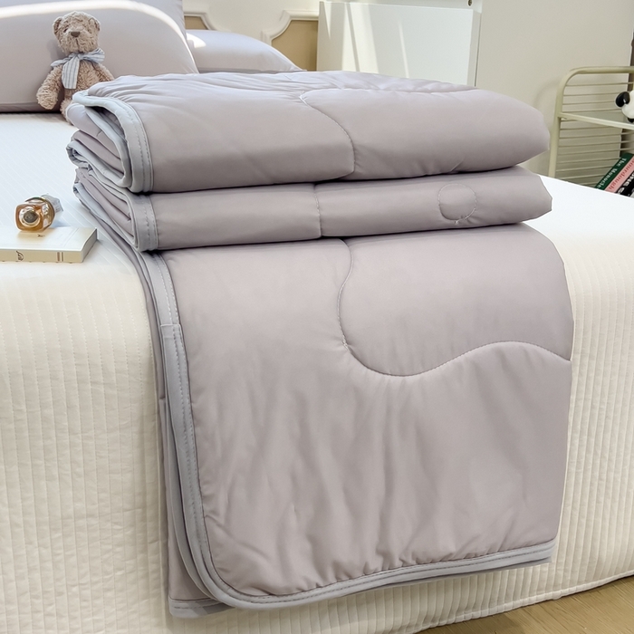 91家纺网 家纺一手货源 找家纺 鸿森林 2025新款纯色凉感丝包边夏被空调被 烟灰