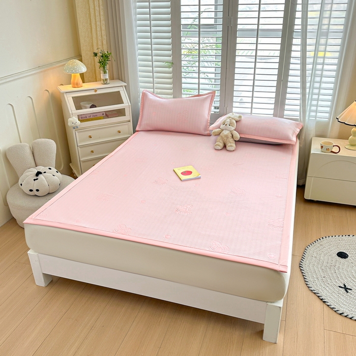 91家纺网 家纺一手货源 找家纺 畅畅家纺 2025新款A类PE提花软席凉感冰豆豆凉席三件套 旋转木马-粉