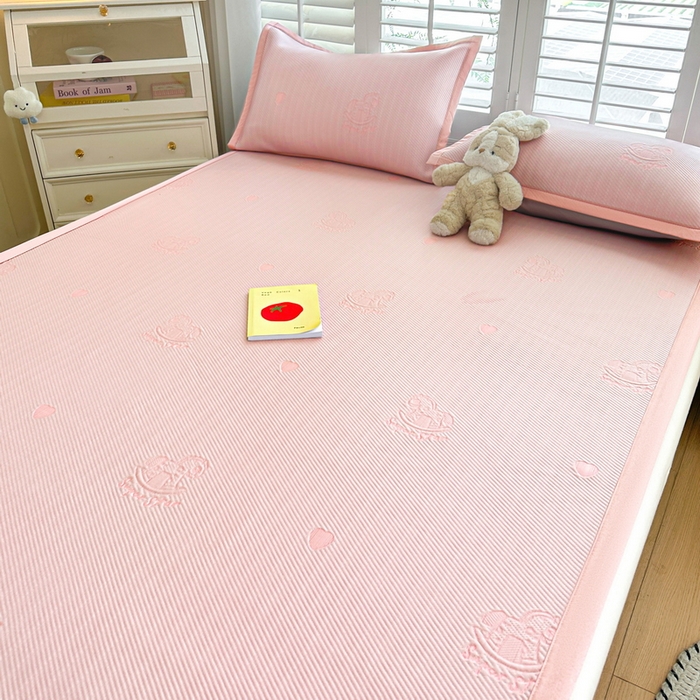 91家纺网 家纺一手货源 找家纺 畅畅家纺 2025新款A类PE提花软席凉感冰豆豆凉席三件套 旋转木马-粉