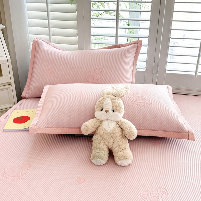 91家纺网 家纺一手货源 找家纺 畅畅家纺 2025新款A类PE提花软席凉感冰豆豆凉席三件套 旋转木马-粉