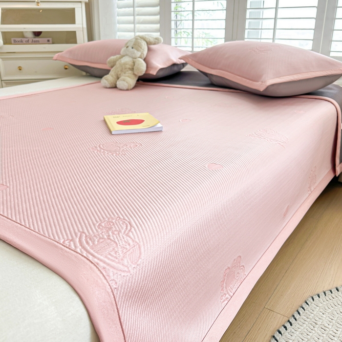 91家纺网 家纺一手货源 找家纺 畅畅家纺 2025新款A类PE提花软席凉感冰豆豆凉席三件套 旋转木马-粉