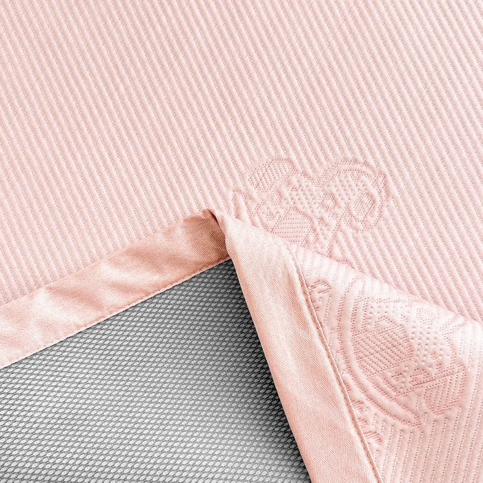 91家纺网 家纺一手货源 找家纺 畅畅家纺 2025新款A类PE提花软席凉感冰豆豆凉席三件套 旋转木马-粉