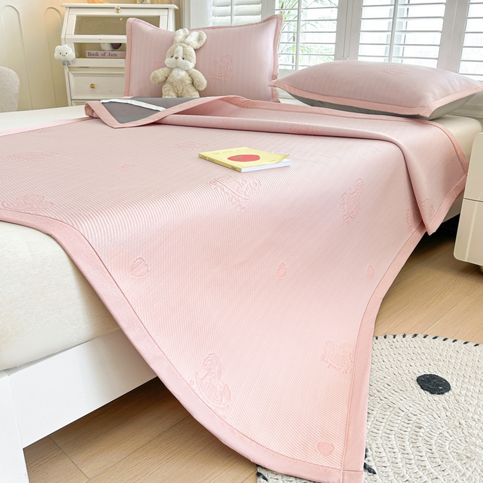 91家纺网 家纺一手货源 找家纺 畅畅家纺 2025新款A类PE提花软席凉感冰豆豆凉席三件套 旋转木马-粉