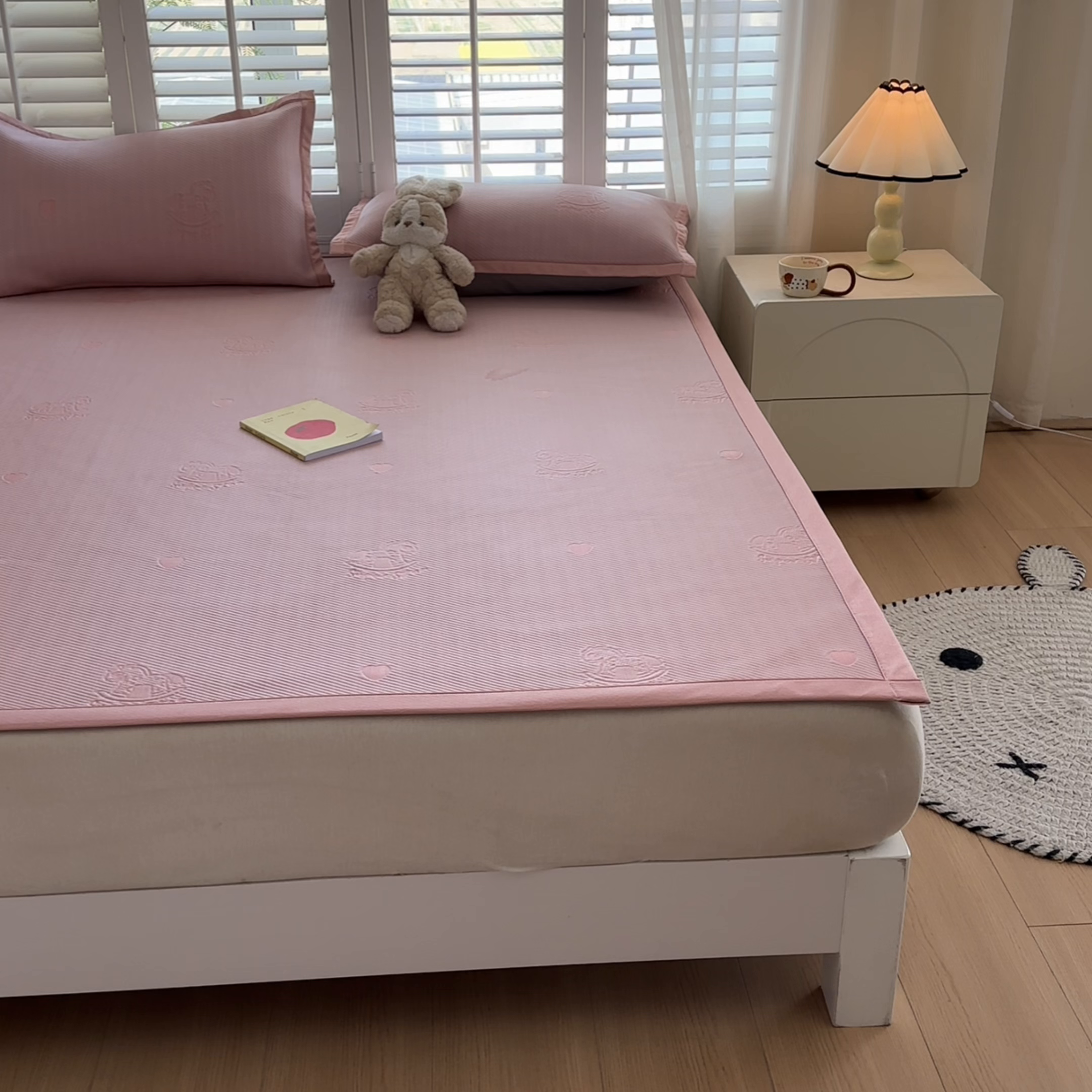 91家纺网 家纺一手货源 找家纺 畅畅家纺 2025新款A类PE提花软席凉感冰豆豆凉席三件套 旋转木马-粉