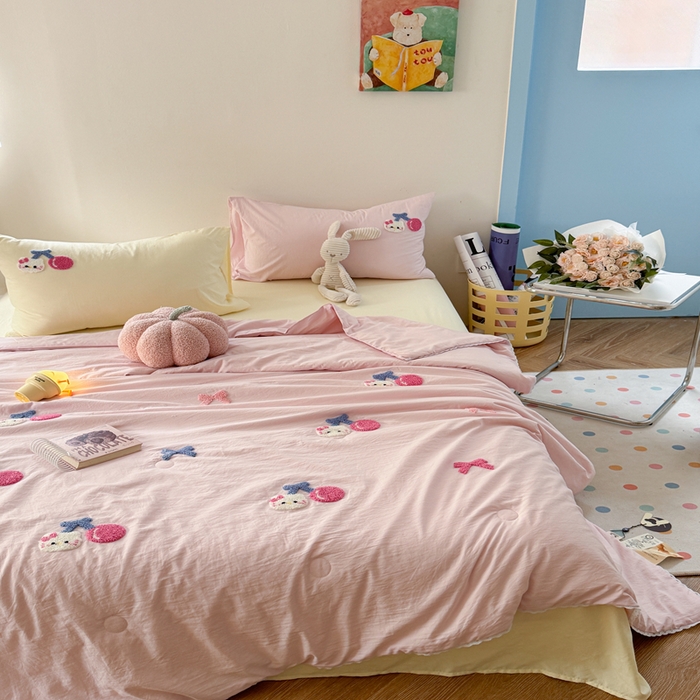 91家纺网 家纺一手货源 找家纺 Sweet dreams甜梦 2025新款亲肤水洗棉毛巾刺绣夏被空调被夏凉被四件套 粉黄小猫