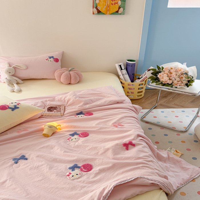 91家纺网 家纺一手货源 找家纺 Sweet dreams甜梦 2025新款亲肤水洗棉毛巾刺绣夏被空调被夏凉被四件套 粉黄小猫