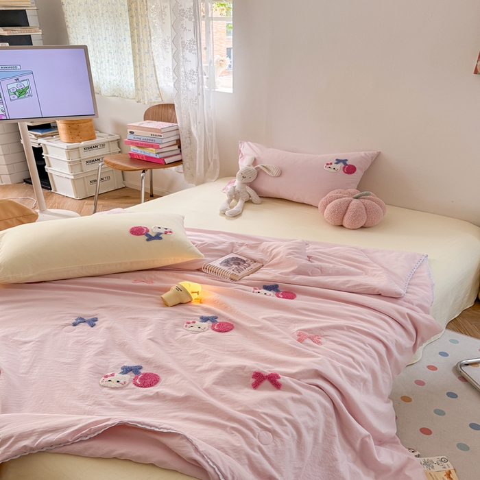 91家纺网 家纺一手货源 找家纺 Sweet dreams甜梦 2025新款亲肤水洗棉毛巾刺绣夏被空调被夏凉被四件套 粉黄小猫
