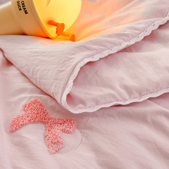 91家纺网 家纺一手货源 找家纺 Sweet dreams甜梦 2025新款亲肤水洗棉毛巾刺绣夏被空调被夏凉被四件套 粉黄小猫