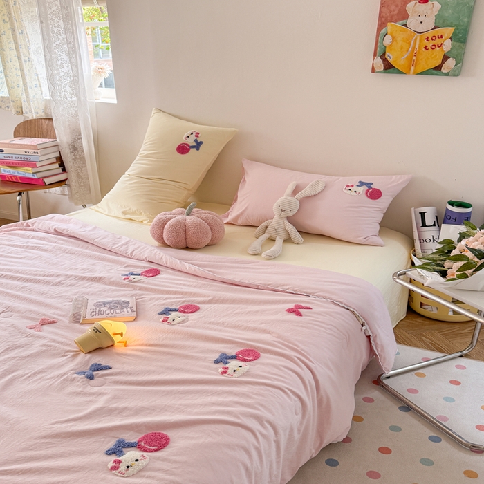 91家纺网 家纺一手货源 找家纺 Sweet dreams甜梦 2025新款亲肤水洗棉毛巾刺绣夏被空调被夏凉被四件套 粉黄小猫
