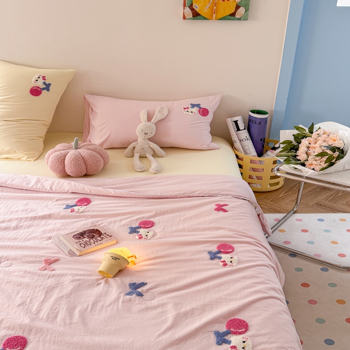 91家纺网 家纺一手货源 找家纺 Sweet dreams甜梦 2025新款亲肤水洗棉毛巾刺绣夏被空调被夏凉被四件套 粉黄小猫