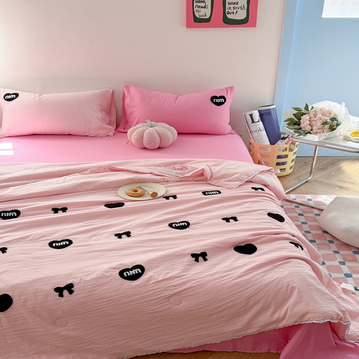 91家纺网 家纺一手货源 找家纺 Sweet dreams甜梦 2025新款亲肤水洗棉毛巾刺绣夏被空调被夏凉被四件套 粉玫Miu