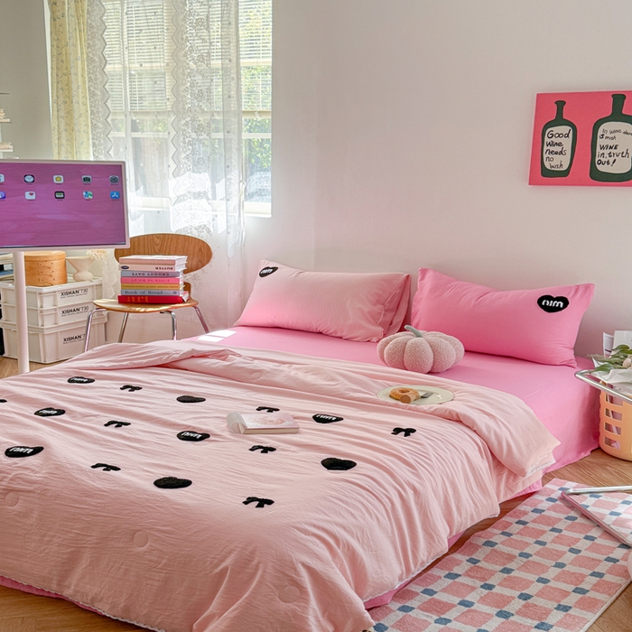 91家纺网 家纺一手货源 找家纺 Sweet dreams甜梦 2025新款亲肤水洗棉毛巾刺绣夏被空调被夏凉被四件套 粉玫Miu