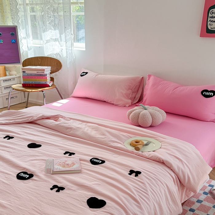 91家纺网 家纺一手货源 找家纺 Sweet dreams甜梦 2025新款亲肤水洗棉毛巾刺绣夏被空调被夏凉被四件套 粉玫Miu