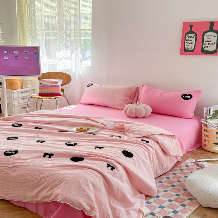91家纺网 家纺一手货源 找家纺 Sweet dreams甜梦 2025新款亲肤水洗棉毛巾刺绣夏被空调被夏凉被四件套 粉玫Miu