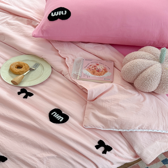 91家纺网 家纺一手货源 找家纺 Sweet dreams甜梦 2025新款亲肤水洗棉毛巾刺绣夏被空调被夏凉被四件套 粉玫Miu