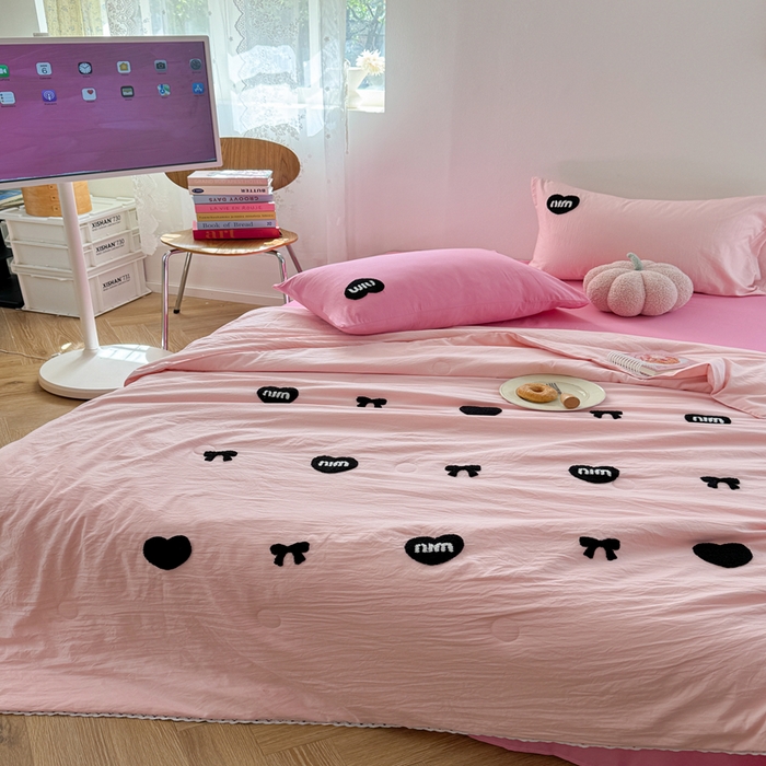 91家纺网 家纺一手货源 找家纺 Sweet dreams甜梦 2025新款亲肤水洗棉毛巾刺绣夏被空调被夏凉被四件套 粉玫Miu