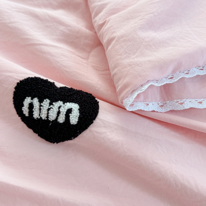 91家纺网 家纺一手货源 找家纺 Sweet dreams甜梦 2025新款亲肤水洗棉毛巾刺绣夏被空调被夏凉被四件套 粉玫Miu