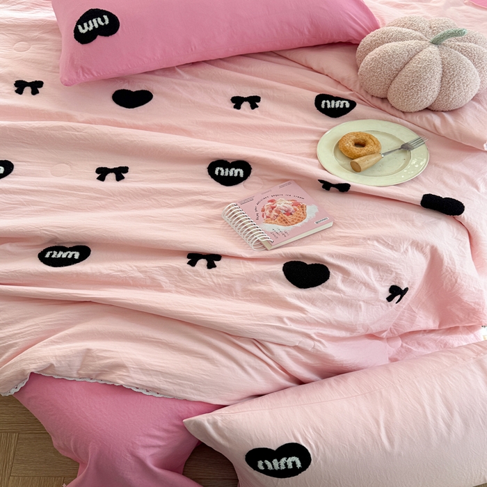 91家纺网 家纺一手货源 找家纺 Sweet dreams甜梦 2025新款亲肤水洗棉毛巾刺绣夏被空调被夏凉被四件套 粉玫Miu