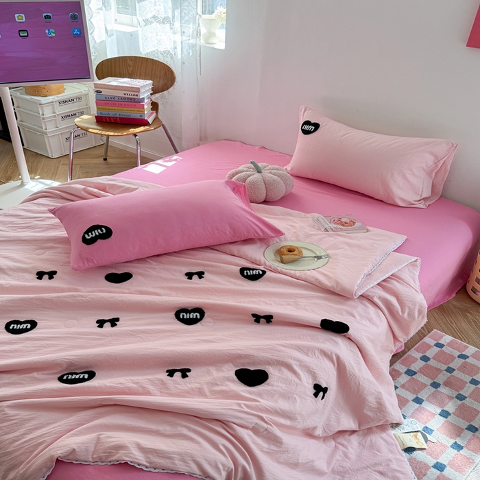 91家纺网 家纺一手货源 找家纺 Sweet dreams甜梦 2025新款亲肤水洗棉毛巾刺绣夏被空调被夏凉被四件套 粉玫Miu