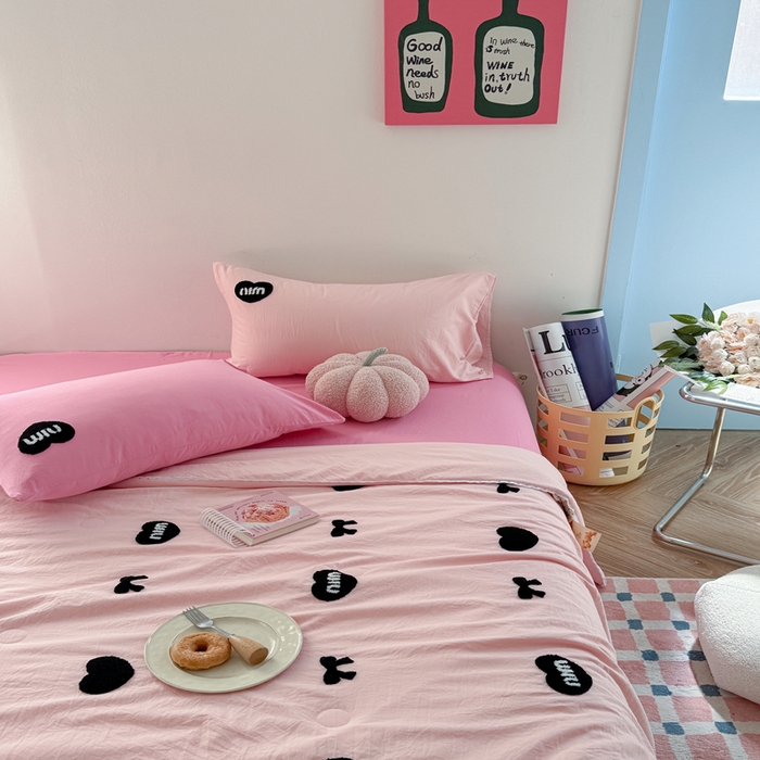 91家纺网 家纺一手货源 找家纺 Sweet dreams甜梦 2025新款亲肤水洗棉毛巾刺绣夏被空调被夏凉被四件套 粉玫Miu