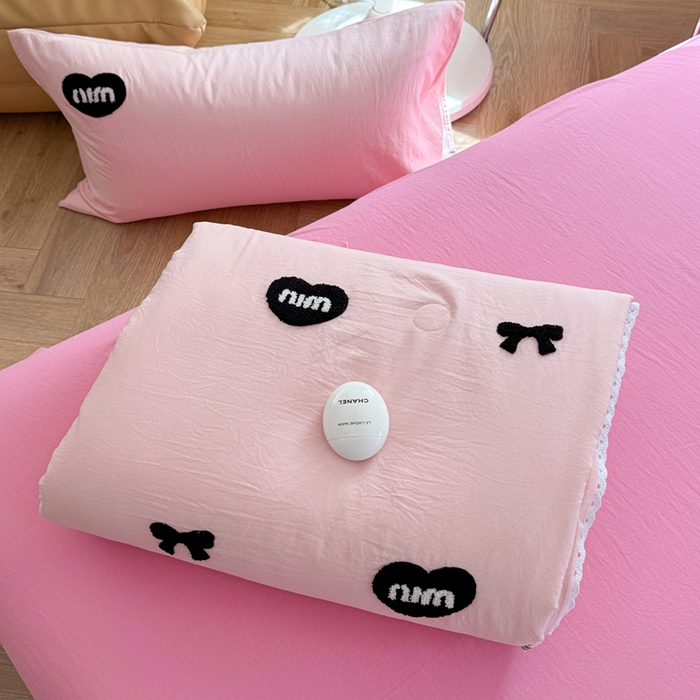 91家纺网 家纺一手货源 找家纺 Sweet dreams甜梦 2025新款亲肤水洗棉毛巾刺绣夏被空调被夏凉被四件套 粉玫Miu