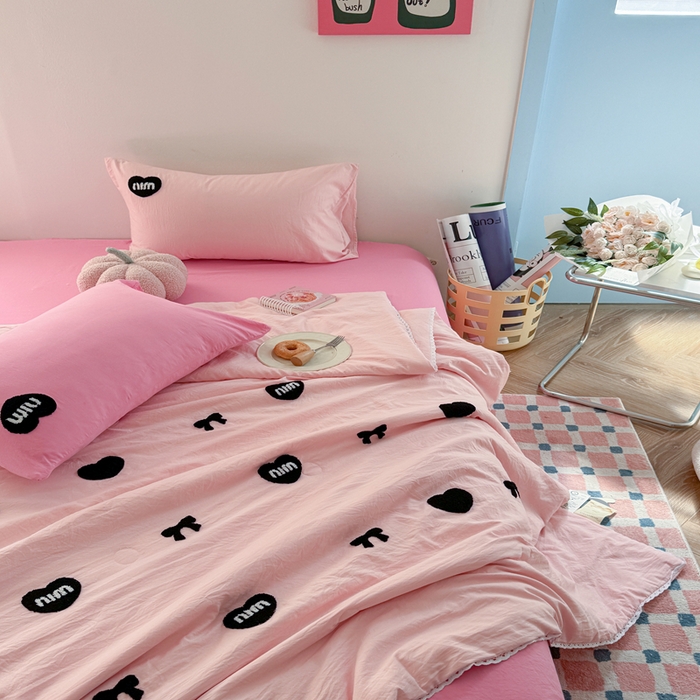 91家纺网 家纺一手货源 找家纺 Sweet dreams甜梦 2025新款亲肤水洗棉毛巾刺绣夏被空调被夏凉被四件套 粉玫Miu