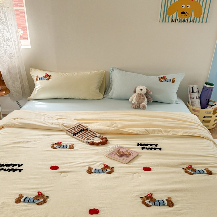 91家纺网 家纺一手货源 找家纺 Sweet dreams甜梦 2025新款亲肤水洗棉毛巾刺绣夏被空调被夏凉被四件套 黄蓝小狗