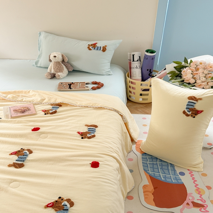 91家纺网 家纺一手货源 找家纺 Sweet dreams甜梦 2025新款亲肤水洗棉毛巾刺绣夏被空调被夏凉被四件套 黄蓝小狗