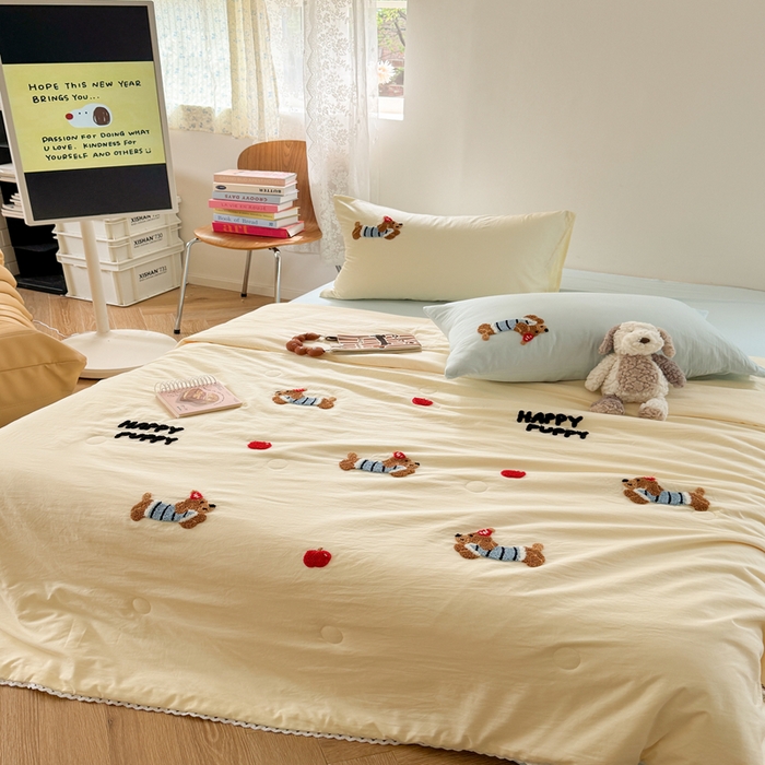 91家纺网 家纺一手货源 找家纺 Sweet dreams甜梦 2025新款亲肤水洗棉毛巾刺绣夏被空调被夏凉被四件套 黄蓝小狗