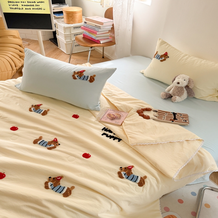 91家纺网 家纺一手货源 找家纺 Sweet dreams甜梦 2025新款亲肤水洗棉毛巾刺绣夏被空调被夏凉被四件套 黄蓝小狗