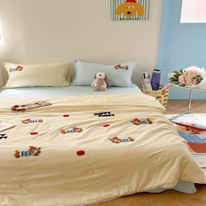 91家纺网 家纺一手货源 找家纺 Sweet dreams甜梦 2025新款亲肤水洗棉毛巾刺绣夏被空调被夏凉被四件套 黄蓝小狗