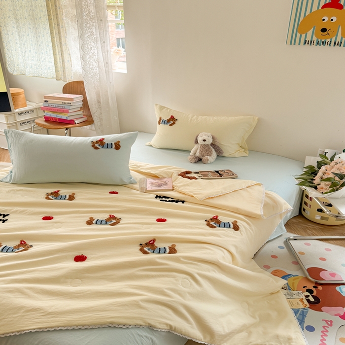 91家纺网 家纺一手货源 找家纺 Sweet dreams甜梦 2025新款亲肤水洗棉毛巾刺绣夏被空调被夏凉被四件套 黄蓝小狗