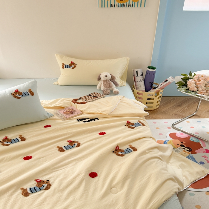 91家纺网 家纺一手货源 找家纺 Sweet dreams甜梦 2025新款亲肤水洗棉毛巾刺绣夏被空调被夏凉被四件套 黄蓝小狗