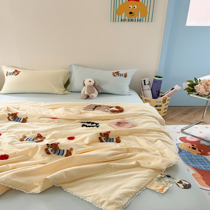 91家纺网 家纺一手货源 找家纺 Sweet dreams甜梦 2025新款亲肤水洗棉毛巾刺绣夏被空调被夏凉被四件套 黄蓝小狗