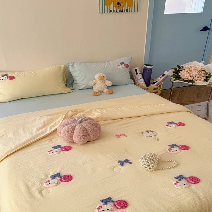 91家纺网 家纺一手货源 找家纺 Sweet dreams甜梦 2025新款亲肤水洗棉毛巾刺绣夏被空调被夏凉被四件套 黄蓝小猫