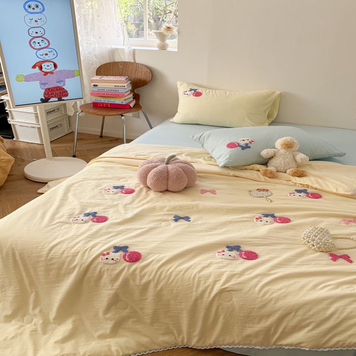 91家纺网 家纺一手货源 找家纺 Sweet dreams甜梦 2025新款亲肤水洗棉毛巾刺绣夏被空调被夏凉被四件套 黄蓝小猫