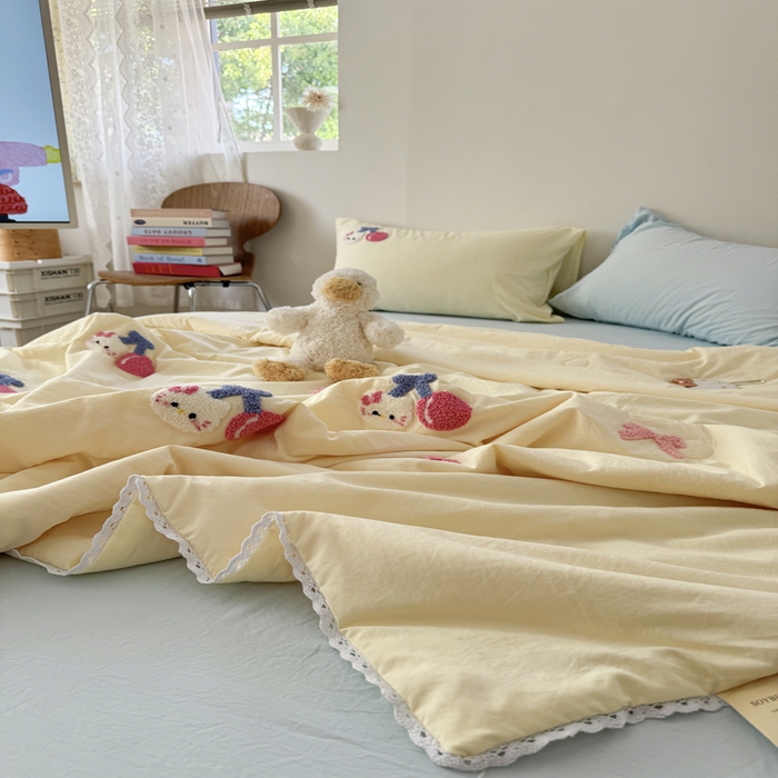 91家纺网 家纺一手货源 找家纺 Sweet dreams甜梦 2025新款亲肤水洗棉毛巾刺绣夏被空调被夏凉被四件套 黄蓝小猫